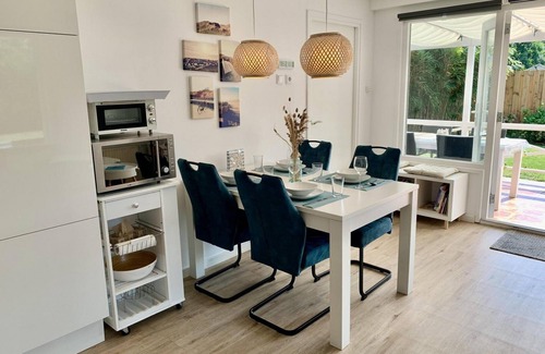 Sint Maartensvlotbrug House | Modern bungalow with veranda, 2 bedrooms, sleeps 4, WiFi, lovely large enclosed garden, dog welcome