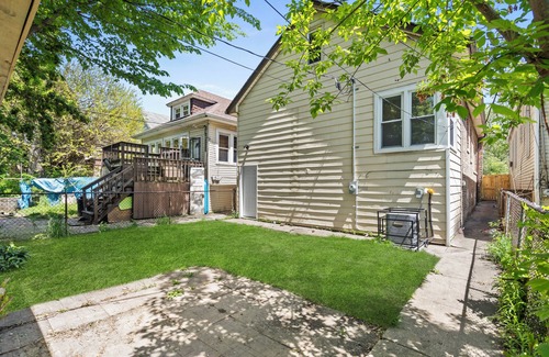 South Chicago House | Modern Bungalow near the beach! 20 minutes to downtown!