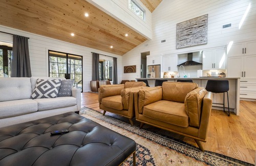 Broken Bow Cabin | Modern cabin-2 minute walk to Restaurants & Entertainment!