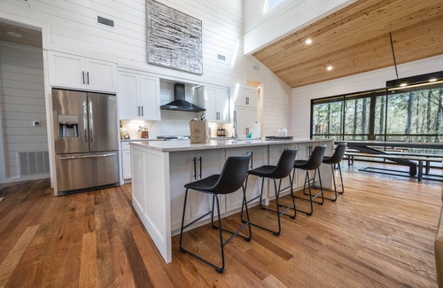 Broken Bow Cabin | Modern cabin-2 minute walk to Restaurants & Entertainment!