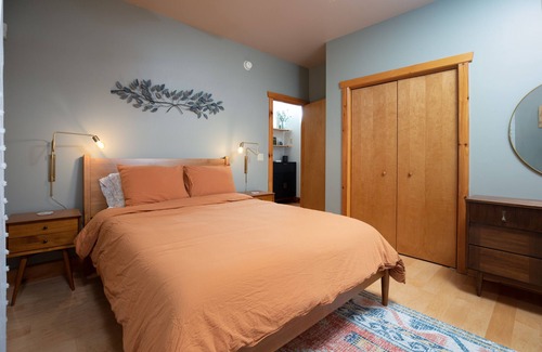 Chestertown Cabin | Modern Cabin w/Hot Tub-Minutes to Lakes & Skiing