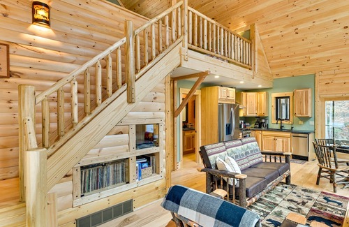 Gloversville Cabin | Modern Cabin w/Hot Tub & Sacandaga Lake Access!
