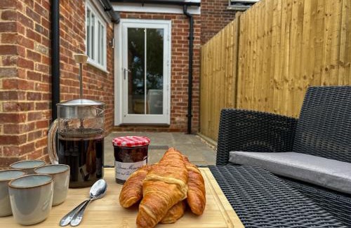 Stuppington House | Modern Canterbury 3 Bedroom Townhouse - Pets Welcome & Free Parking