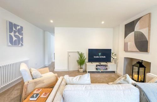 Stuppington House | Modern Canterbury 3 Bedroom Townhouse - Pets Welcome & Free Parking