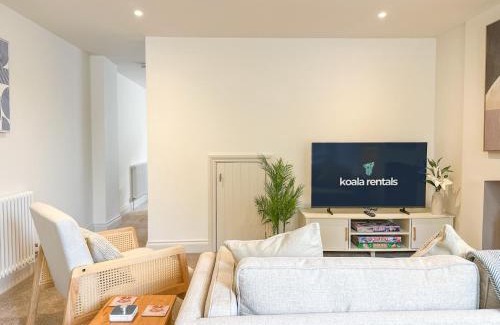 Stuppington House | Modern Canterbury 3 Bedroom Townhouse - Pets Welcome & Free Parking