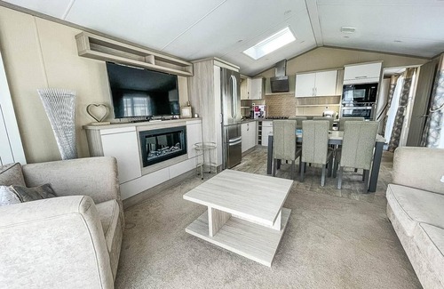 Kessingland House | Modern caravan with beautiful seaviews in Suffolk! ref 90023SV