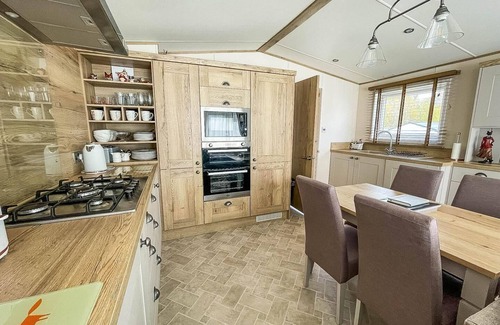 Saxmundham House | Modern caravan with large decking area and WiFi, ref 60057CH