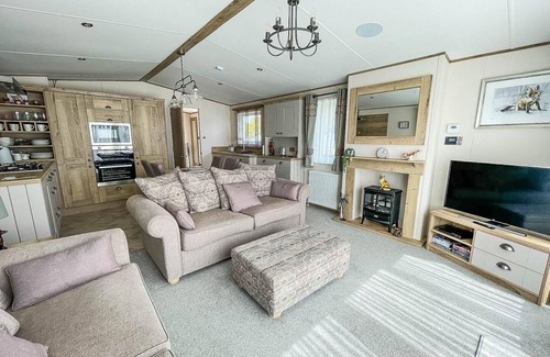 Saxmundham House | Modern caravan with large decking area and WiFi, ref 60057CH