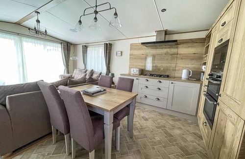 Saxmundham House | Modern caravan with large decking area and WiFi, ref 60057CH
