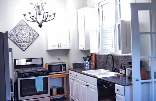 Hannon Park House | Modern & Centrally Located! Stay at Calypso Dreams