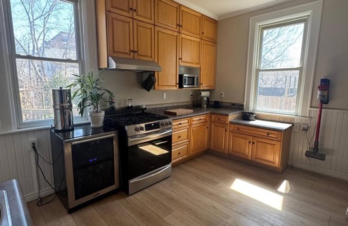 Sarnia House | Modern Century Home. Walk Downtown. 10 mins to Beach