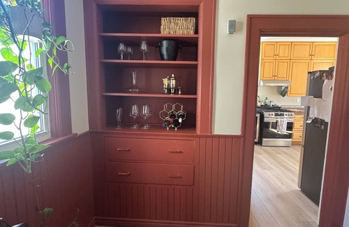 Sarnia House | Modern Century Home. Walk Downtown. 10 mins to Beach