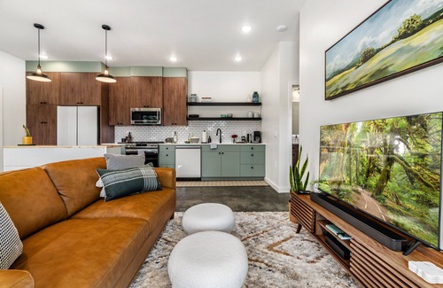 Sequim Apartment | Modern Chalet ADU with Hot Tub, Fire Pit & EV Charger