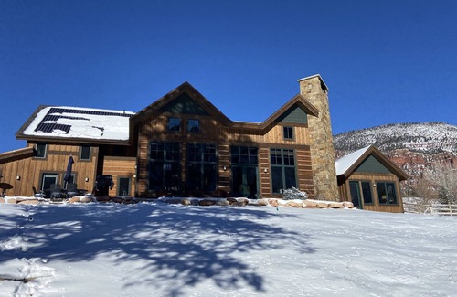 Eagle Ski Chalet | Modern Chalet on the River. Hot Tub, Fireplace , Newly furnished Fishing, Hiking
