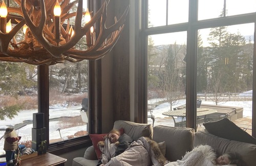 Eagle Ski Chalet | Modern Chalet on the River. Hot Tub, Fireplace , Newly furnished Fishing, Hiking