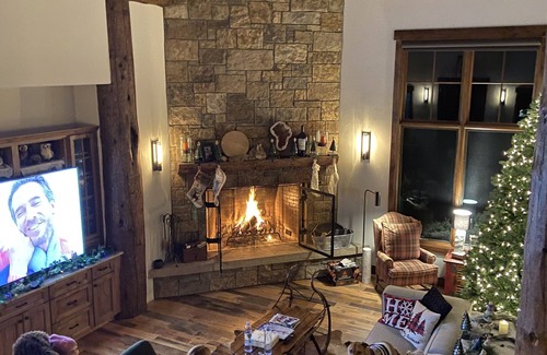 Eagle Ski Chalet | Modern Chalet on the River. Hot Tub, Fireplace , Newly furnished Fishing, Hiking
