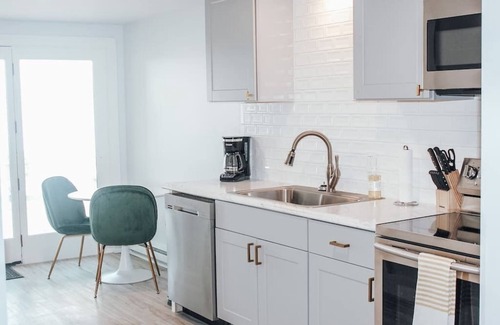 Clayton Condo | Modern Chic 1-BR Unit in the Cottages on James