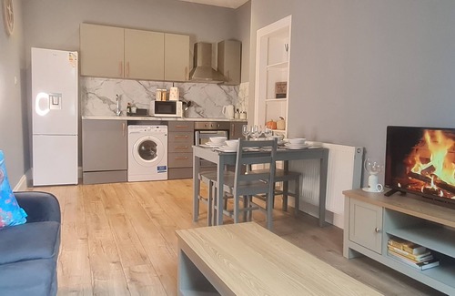 Restalrig Apartment | Modern City side 3 bed with free parking