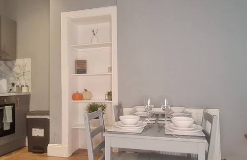 Restalrig Apartment | Modern City side 3 bed with free parking