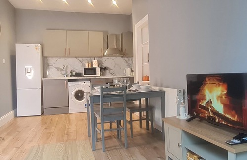 Restalrig Apartment | Modern City side 3 bed with free parking