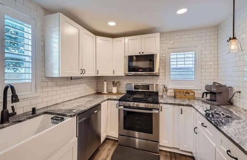Ericsson House | Modern Classic Stay w/Hot Tub & Fire Pit