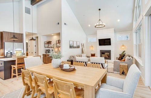 Roslyn Cabin | Modern Cle Elum Vacation Rental w/Private Hot Tub