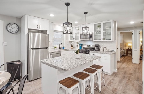 Wasco House | Modern & Clean 3 Bedroom House with Sunroom