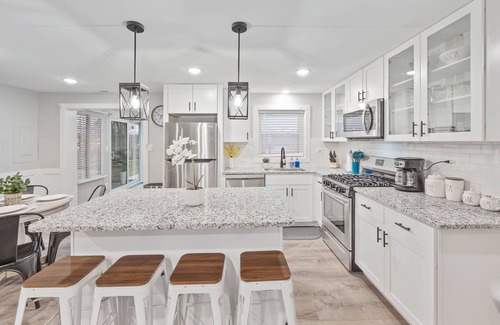 Wasco House | Modern & Clean 3 Bedroom House with Sunroom