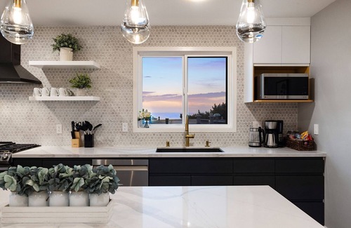 Edgemar - Pacific Manor House | Modern Coastal Retreat with Ocean Views with pool table up to 19 guests