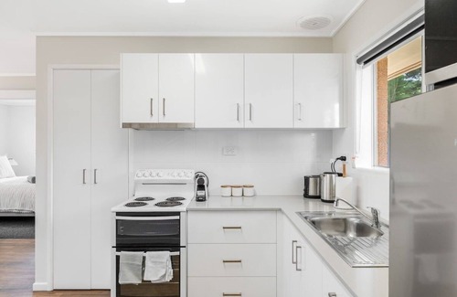 Centenary Heights Apartment | Modern Comfort in Quiet Neighbourhood!