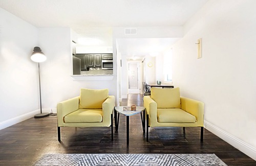 North Dallas Apartment | Modern Comfort + Dallas City Flat
