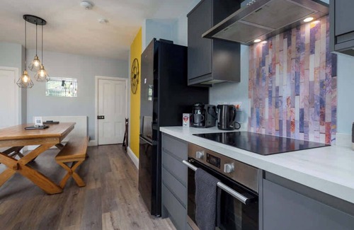Handsworth House | Modern Comfort★500mb BBand Speed★Near City & Peaks
