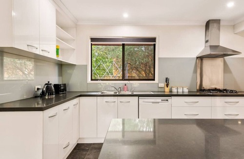 Sunnybank House | Modern Comfort Retreat: 4-Bed Cozy Haven w/Pool