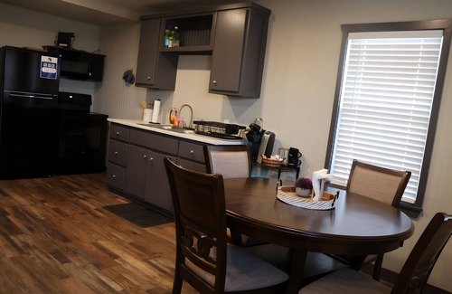 Floydada Apartment | Modern Comfort Suite - Villa B