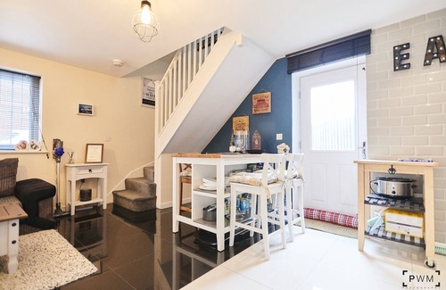 Church Gresley House | Modern comfortable Two Bedroom Home