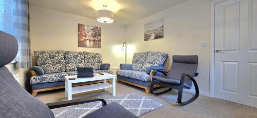 Radbourne House | Modern Comfy 3 Bed Home - Free 2 space driveway and free road parking