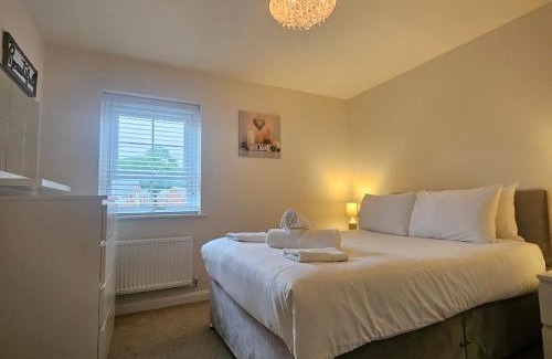 Radbourne House | Modern Comfy 3 Bed Home - Free 2 space driveway and free road parking