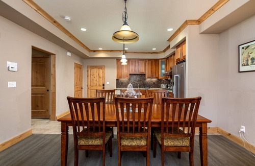 Bear Valley Condo | Modern Condo- Jacuzzi Tub SM #201 by Bear Valley Vacation Rentals