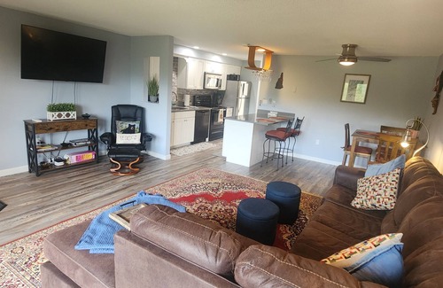 Bartlett Condo | Modern condo | Mins to many local attractions| Nordic Village Amenities