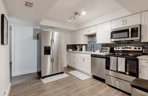 Pineapple Grove Arts District Apartment | Modern Condo Walk to Restaurants & Shops, Bike to Beach, Beach Chairs & Bikes