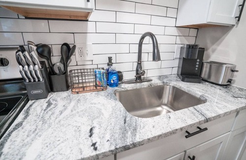 Franklin Park Apartment | Modern Convenience ! Near Franklin Park! 1 BR Apt!