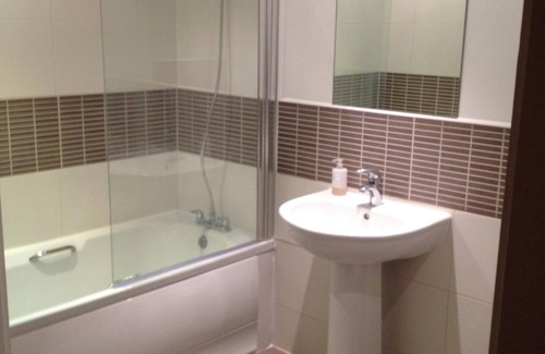 Nottingham City Centre Apartment | Modern, convenient, 2 bed apartment with parking close to the train station.