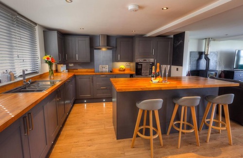 St. Hilary House | Modern & Cosy Home with Hot-Tub, 5min drive to Beach, ideal for large families.
