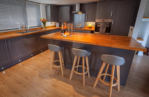 St. Hilary House | Modern & Cosy Home with Hot-Tub, 5min drive to Beach, ideal for large families.