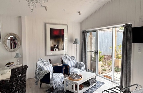 Strathalbyn Bed & Breakfast | Modern, cosy, studio retreat. 32 square metres of living. Easy access to town.