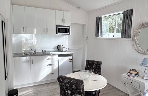 Strathalbyn Bed & Breakfast | Modern, cosy, studio retreat. 32 square metres of living. Easy access to town.