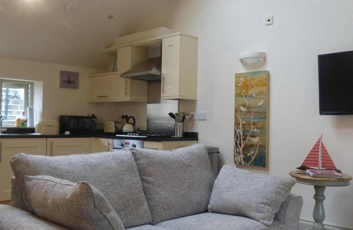 Honley Cottage | Modern cottage - 1 mins walk from village centre and surrounding countryside
