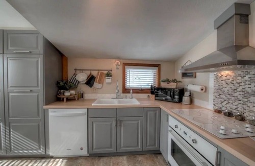 Historic District Cottage | Modern Cottage🏡3 Blocks to Main🚠4 minutes to Gondola♨️Hot Tub🐶Pets🤑$0 Cleaning fee
