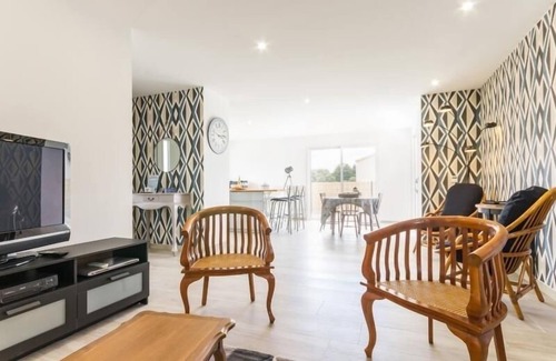 Chaumes-en-Retz Cottage | Modern Cottage Near Sea with Private Garden & Garage