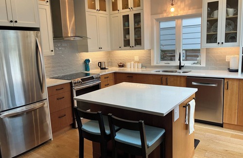 Sidney House | Modern Cottage-Style House Close to all Amenities and the Ocean in Sidney BC.